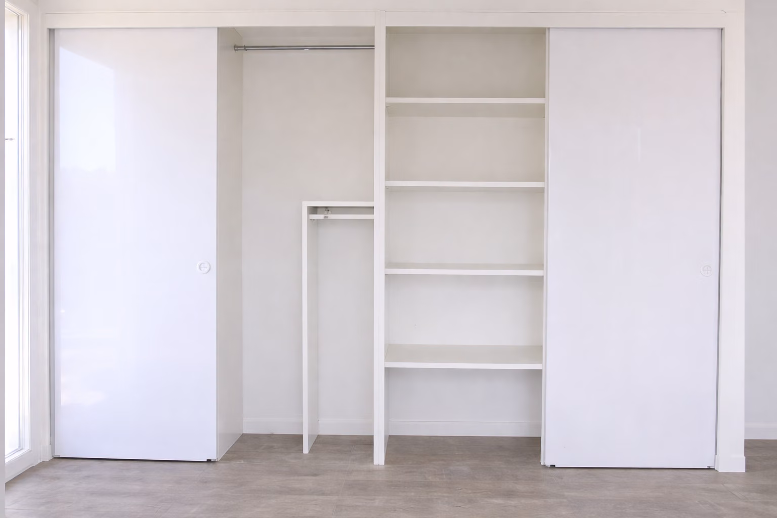 Closet blanco abierto con repisas y barra de colgado