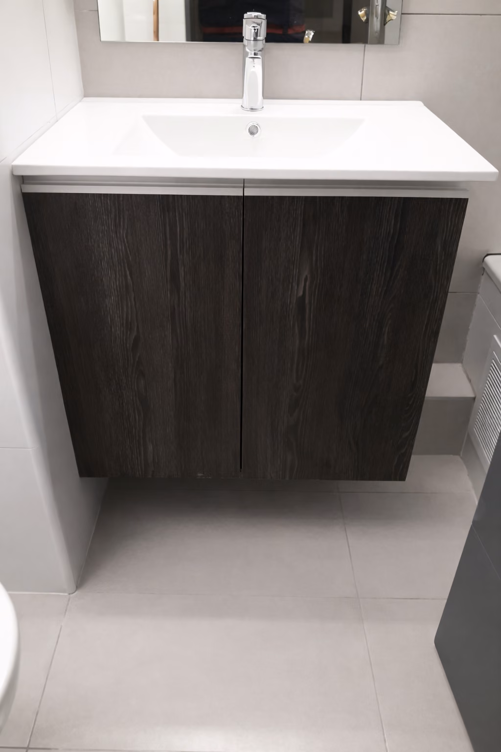 Vanitorio de madera oscura con lavamanos sobrepuesto