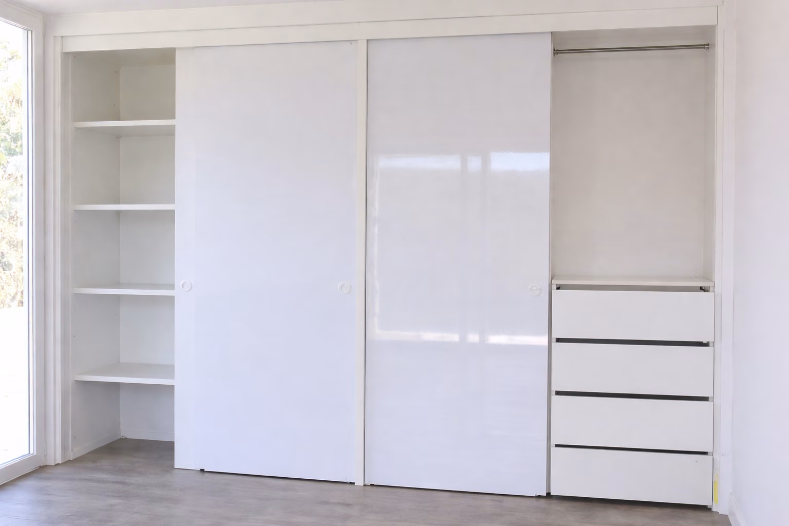 Closet blanco de puertas correderas