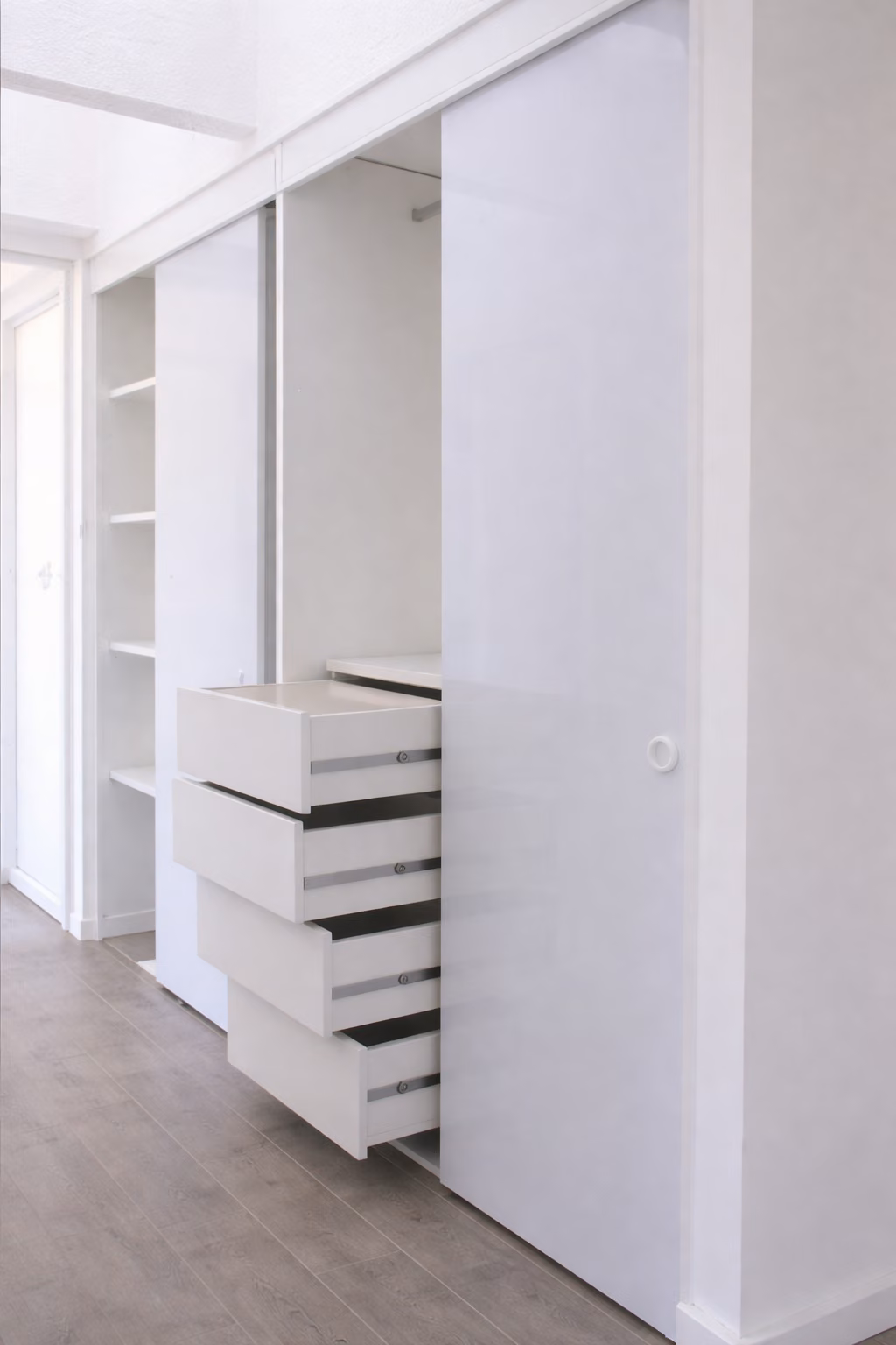Closet con cajoneras abiertas y zona de colgado
