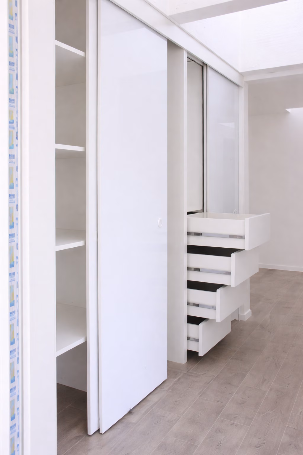 Closet blanco con cajones interiores