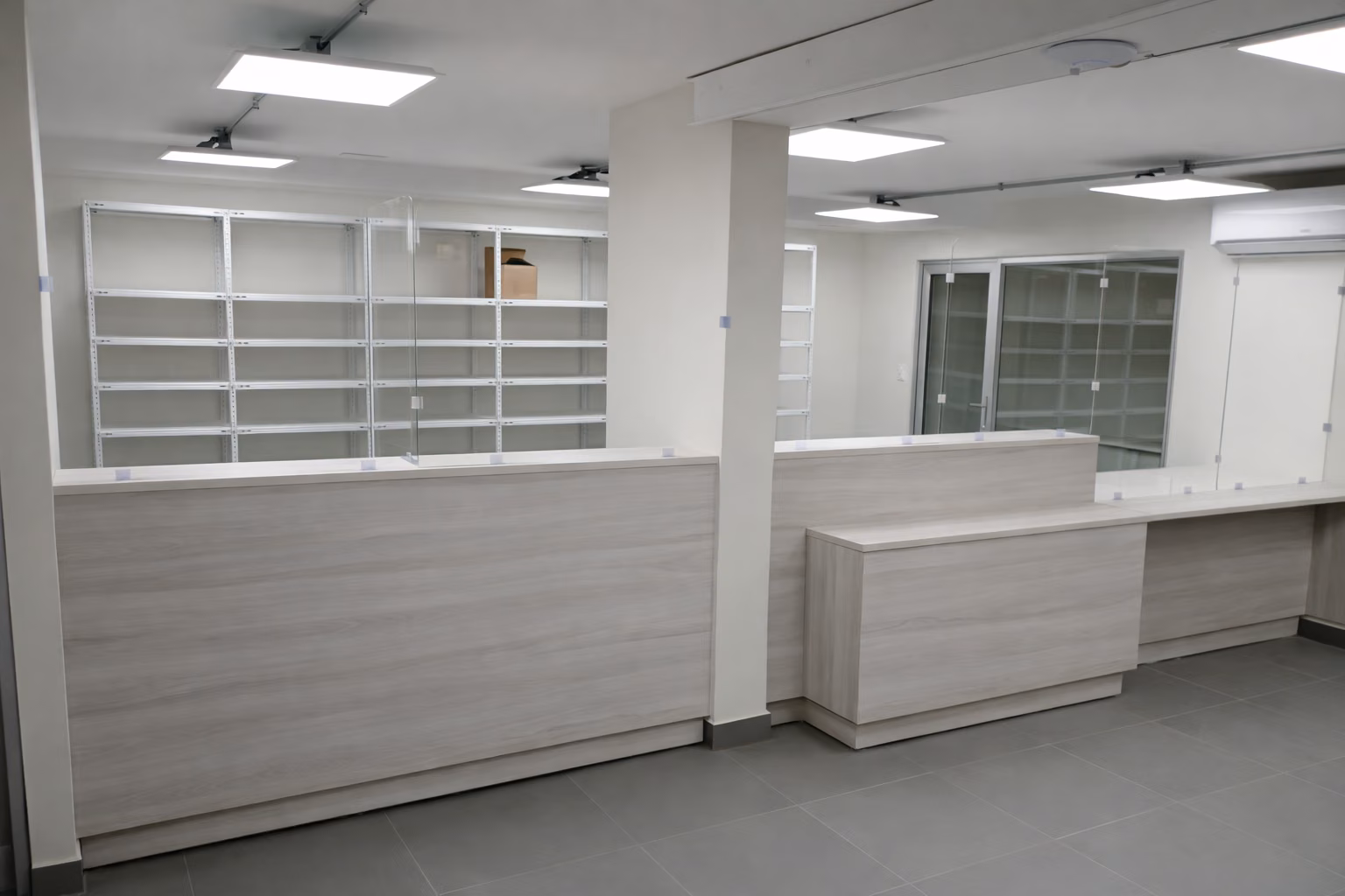 Mesones blancos de trabajo a lo largo de un laboratorio clínico en Huechuraba