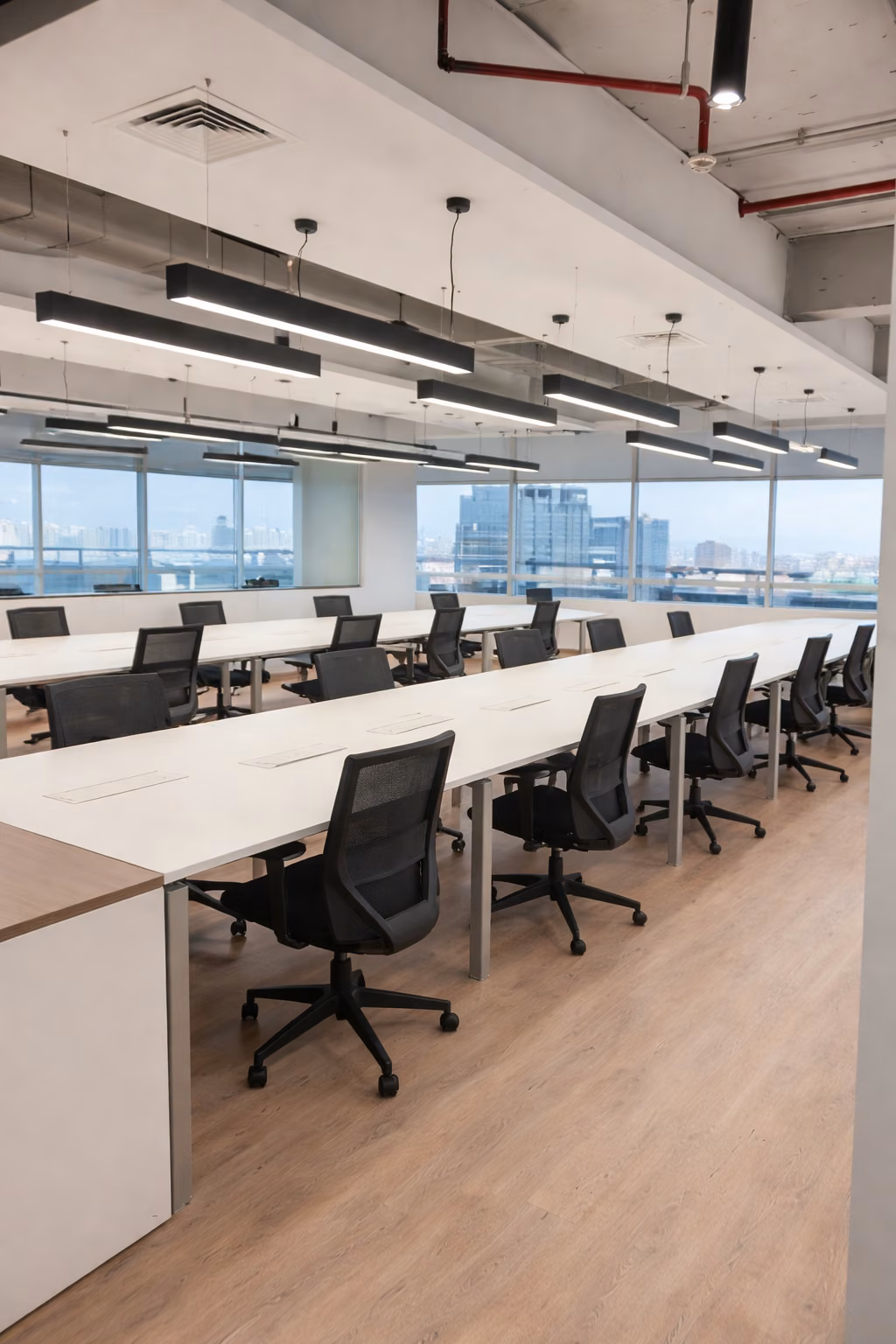 Estaciones de trabajo en planta abierta con sillas ergonómicas