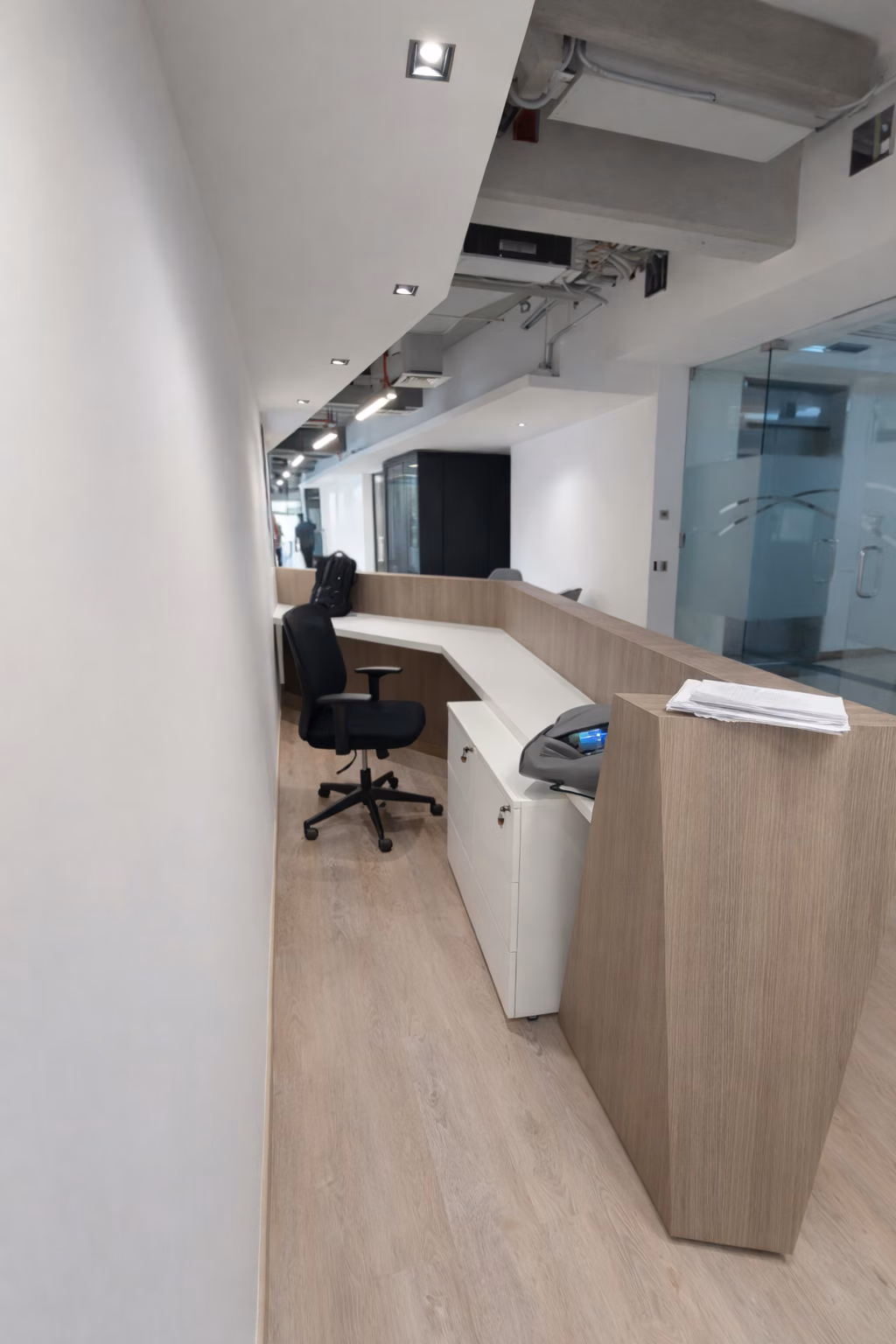 Mesón de recepción en el acceso del piso