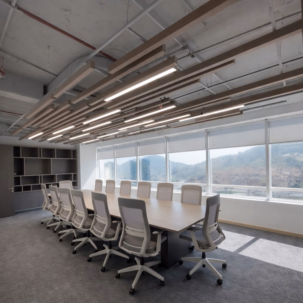 Sala de directorio con mesa larga de madera y sillas negras frente a ventanales, Oficina Millenium