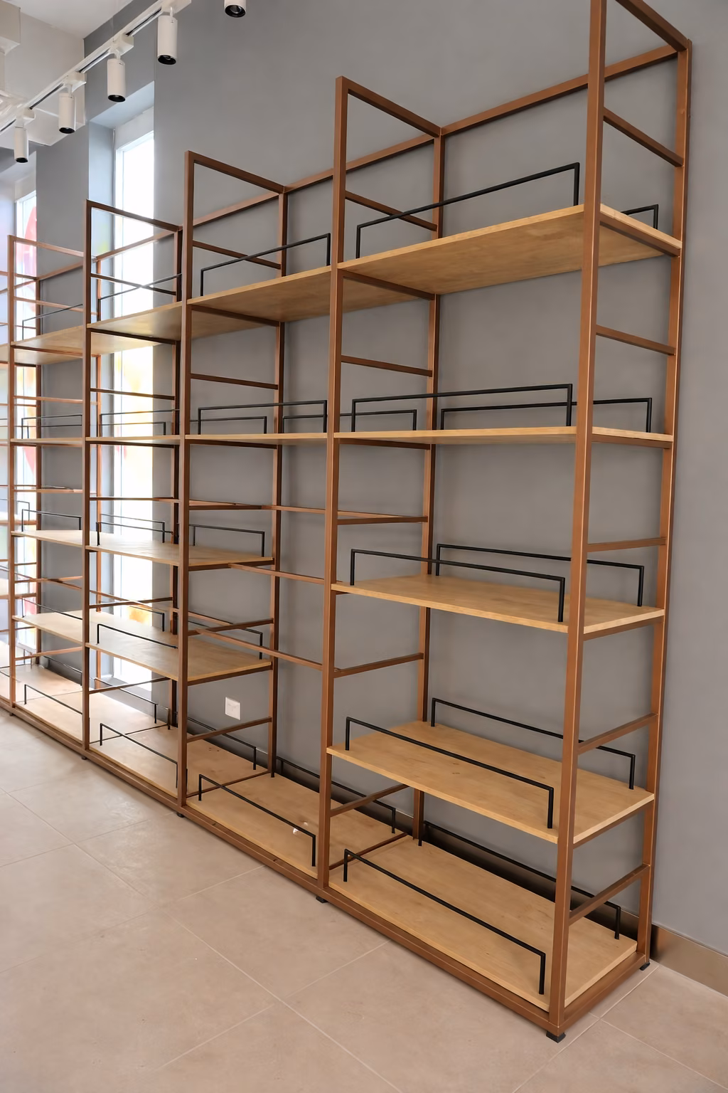 Estantería modular de estructura metálica cobriza con repisas de madera, Retail Concón