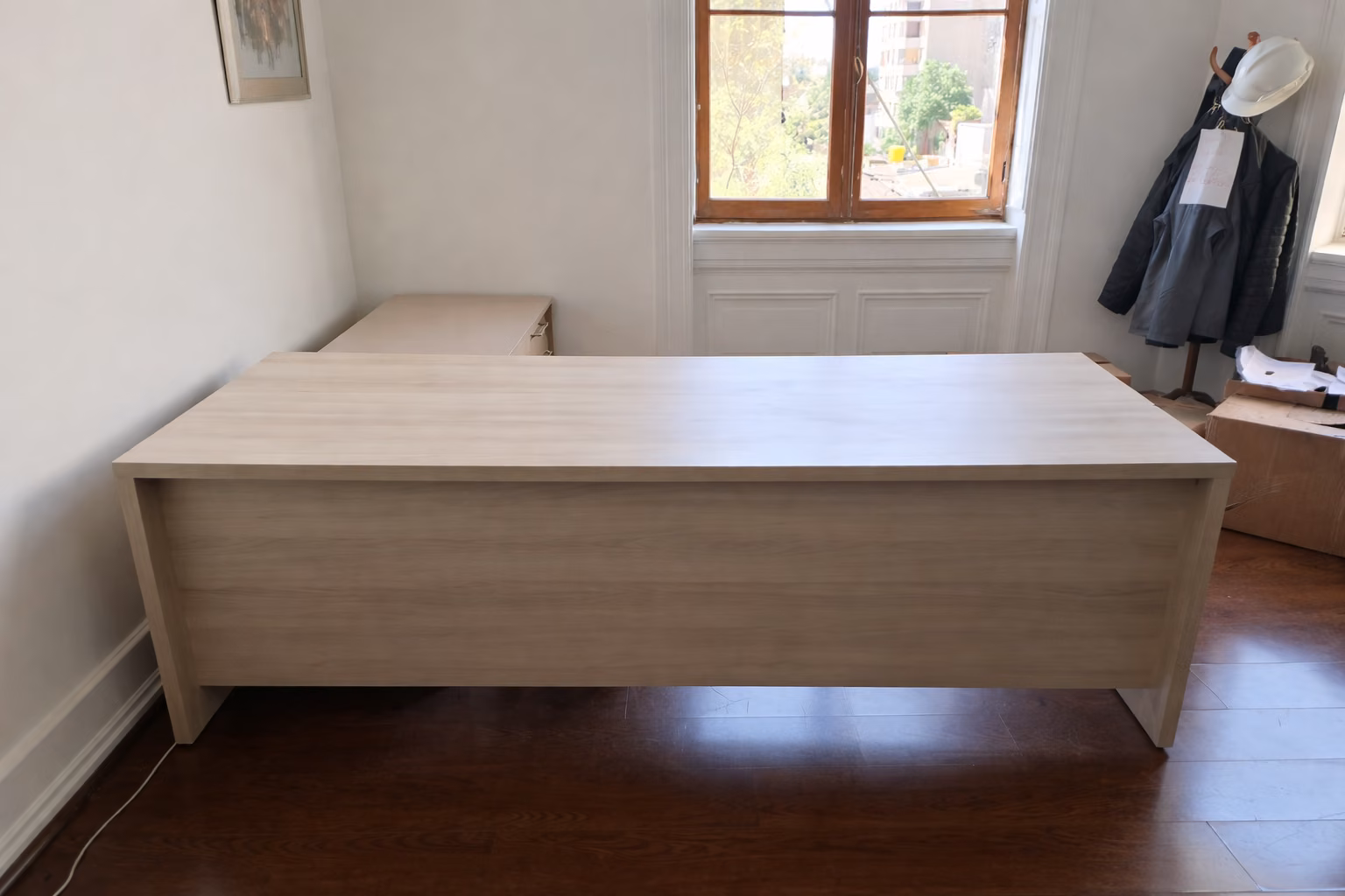 Escritorio amplio en tono madera clara