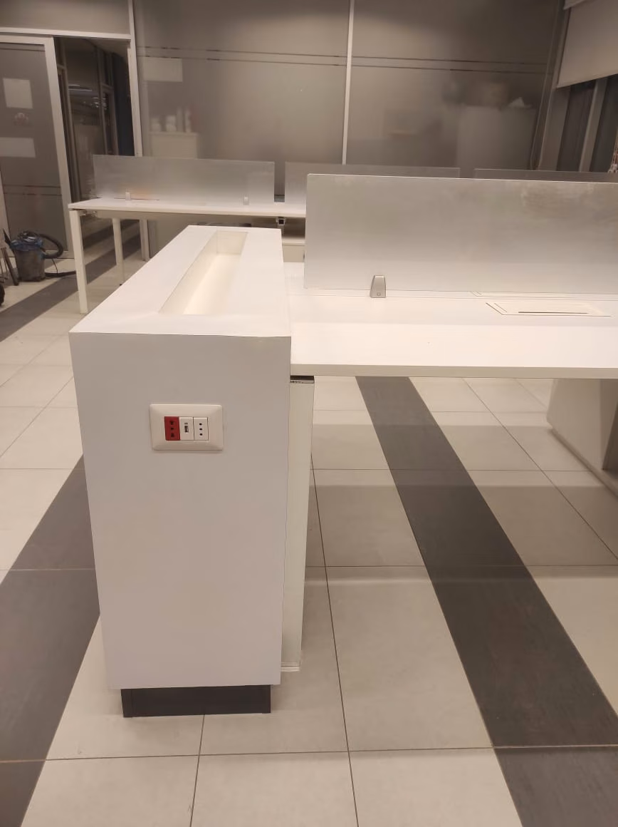Detalle de cajonera blanca bajo la cubierta