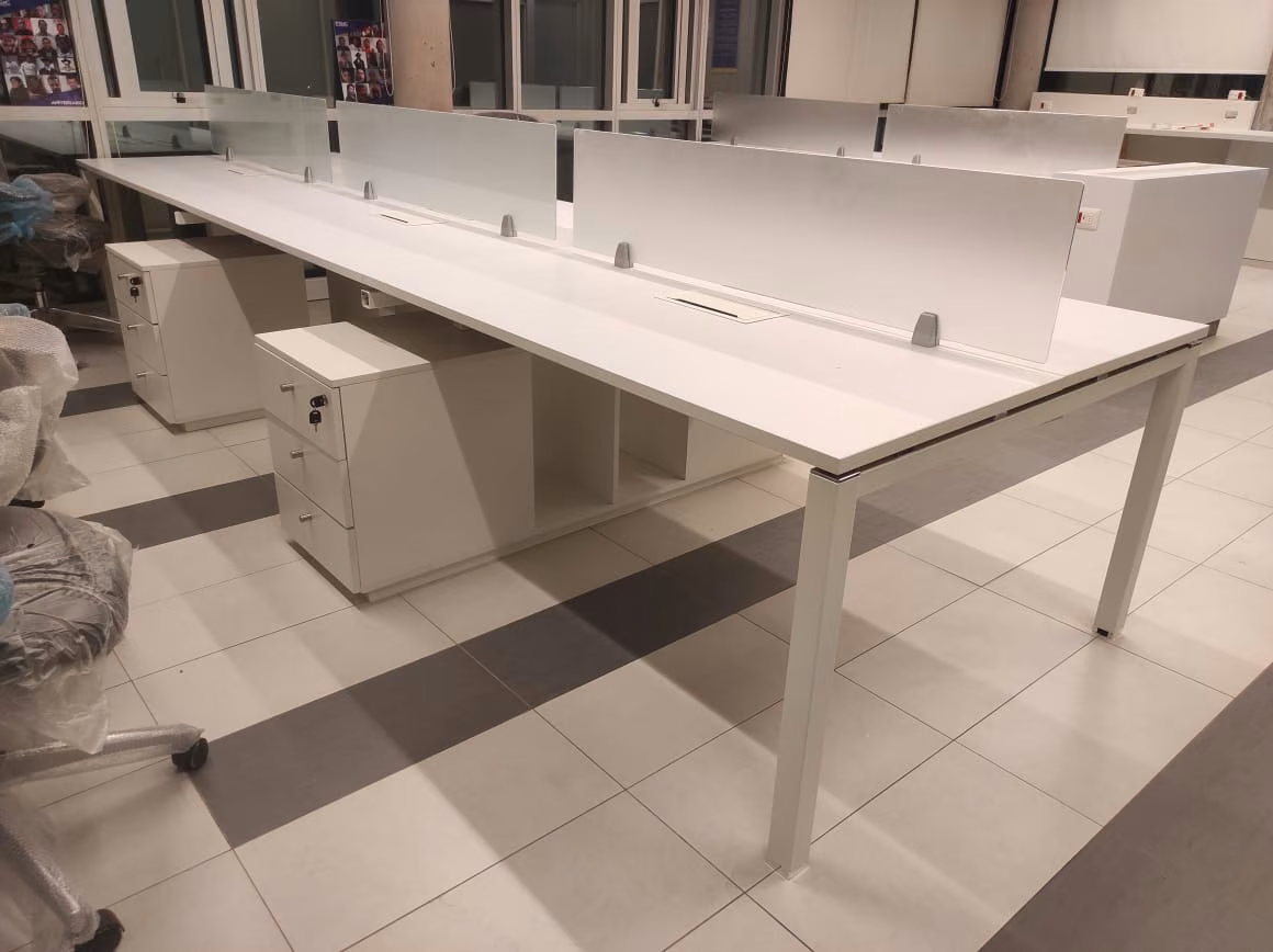 Hilera de estaciones bench con separadores