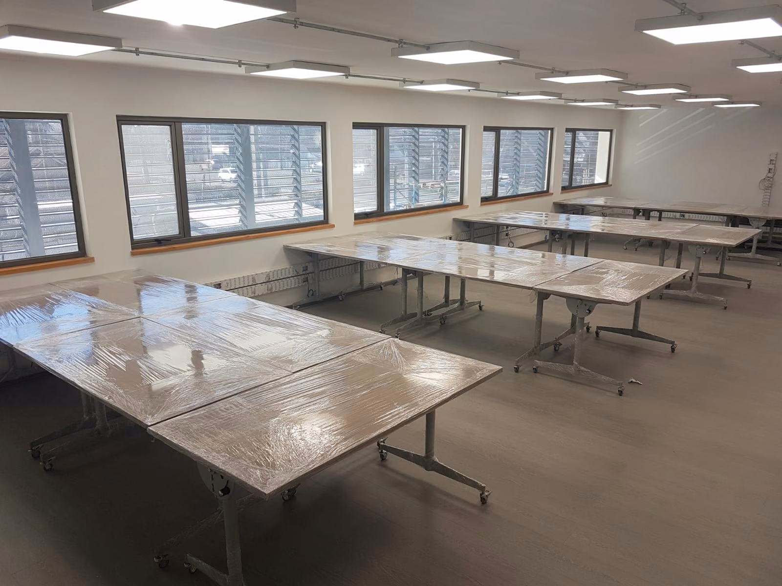 Mesas de reunión en una planta aún sin ocupar