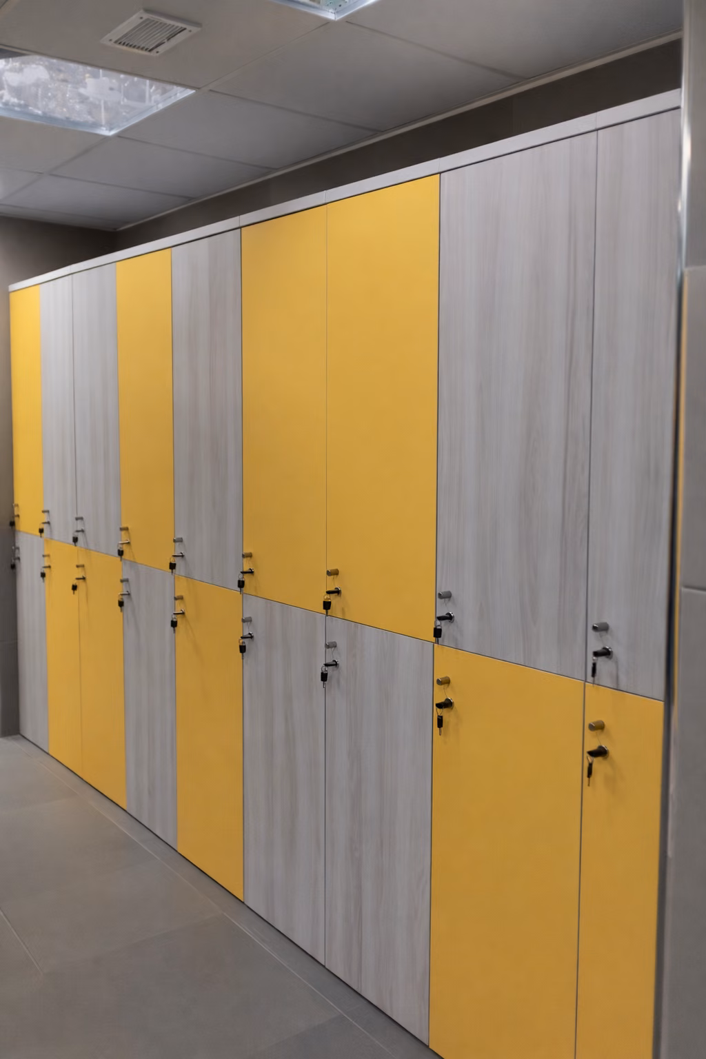 Lockers amarillos y madera clara