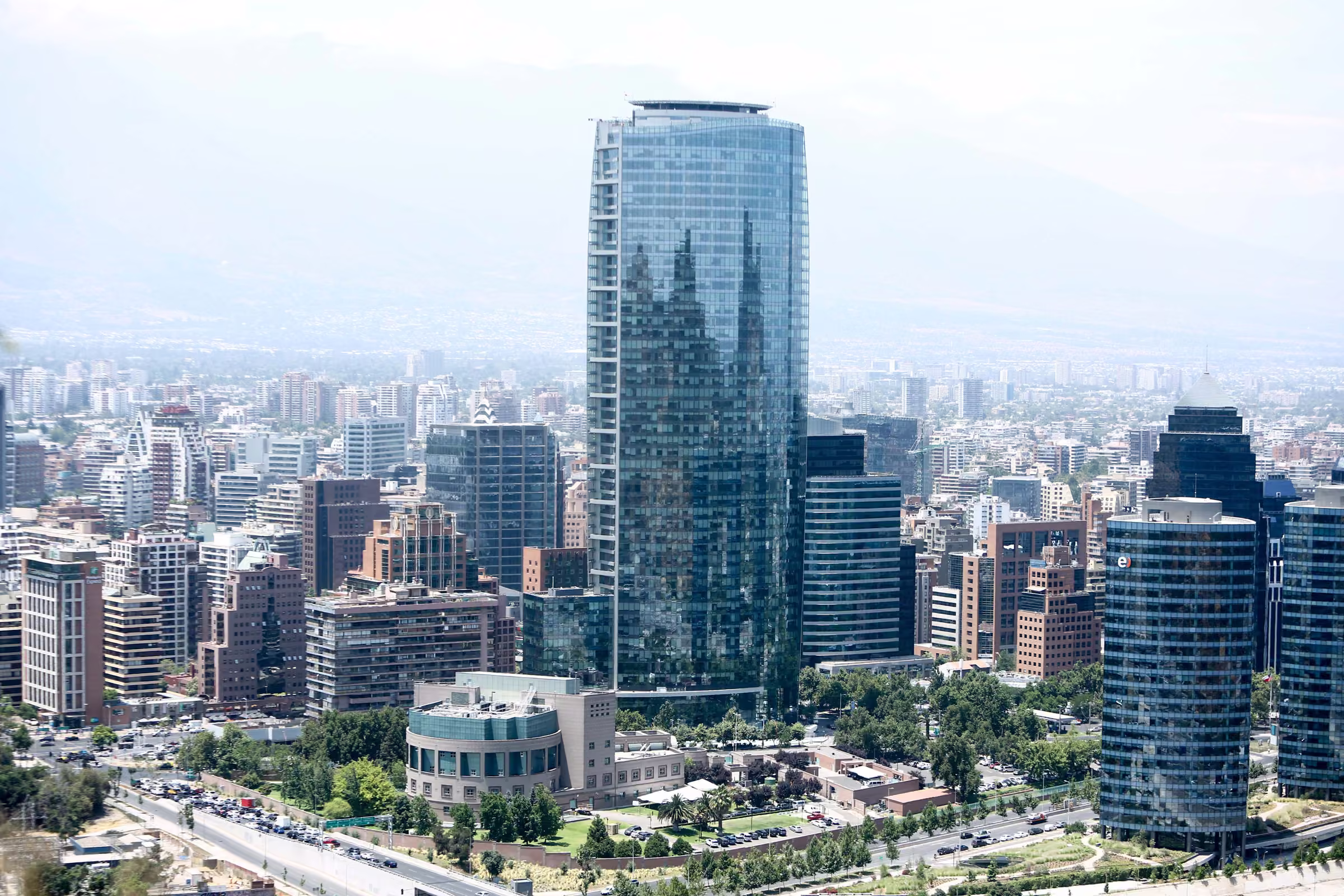 Torre Titanium sobre el skyline de Las Condes